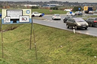 Povalil nelegální billboard, stíhala ho policie. Není to ani přestupek, řekl úřad - Seznam Zprávy